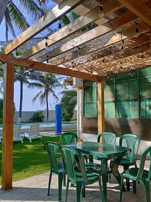 Outdoor dining - Papi’s Fish Camp, private beach front house near International airport (San Luis Talpa)