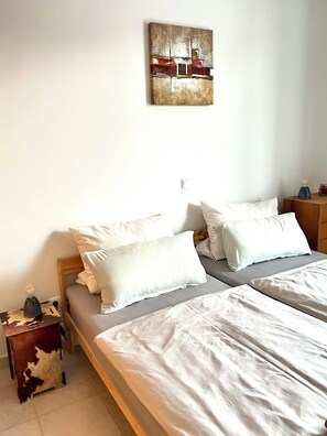 2 間睡房、書桌、熨斗/熨衫板、可攜式嬰兒床