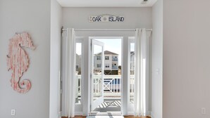 Ein Hotel Eingang mit Holzboden, einer Seepferdchen-Dekoration und einem Schild mit der Aufschrift 'Oak Island'.