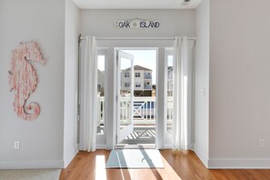 Interior - Amazing views, steps to the ocean - OKI gem (Oak Island)