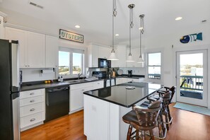 Fridge, microwave, oven, stovetop - Amazing views, steps to the ocean - OKI gem (Oak Island)