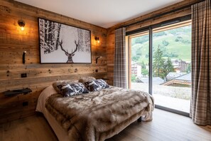 6 bedrooms, travel crib, free WiFi, bed sheets