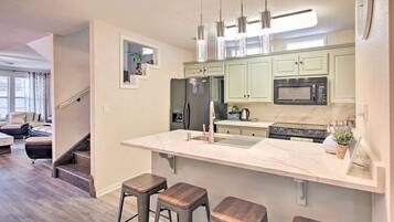 Een koelkast, een magnetron, een oven, een kookplaat