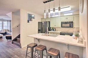 Réfrigérateur, four à micro-ondes, un four, surface de cuisson