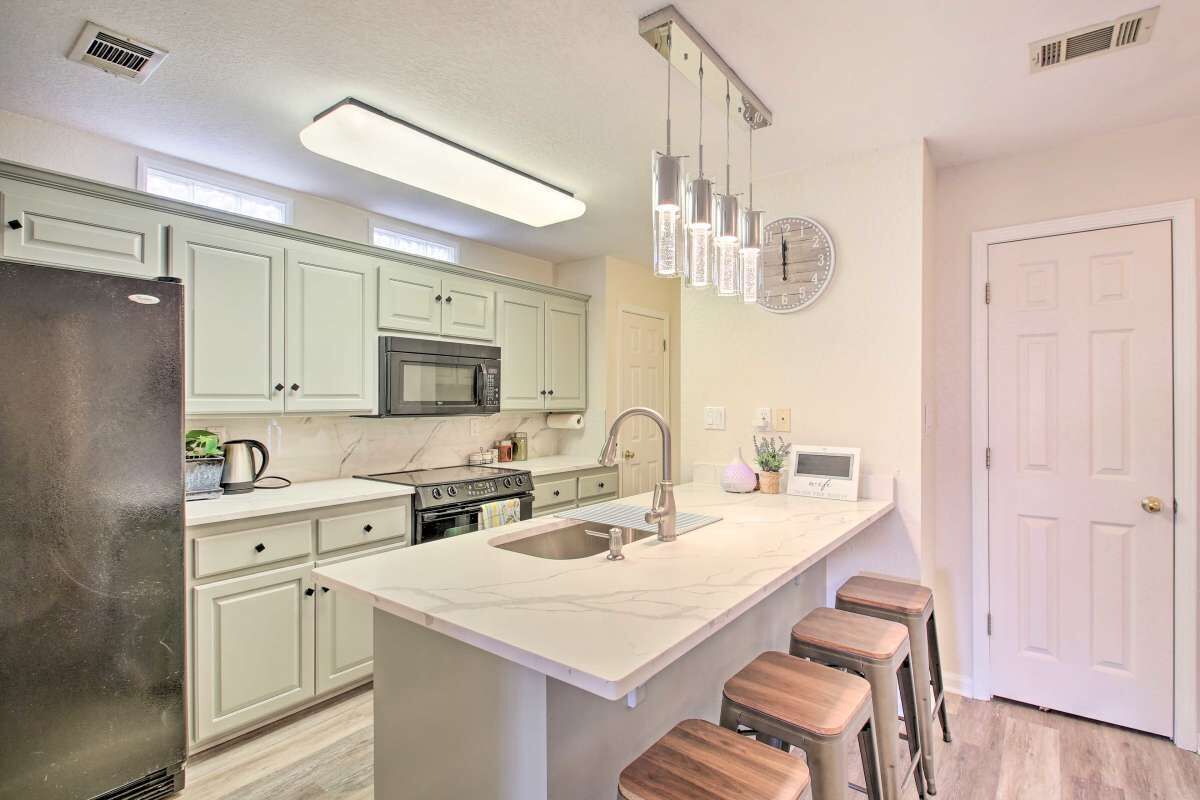 Een koelkast, een magnetron, een oven, een kookplaat