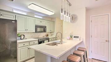 Een koelkast, een magnetron, een oven, een kookplaat