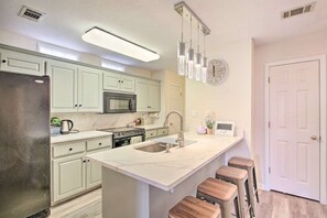 Réfrigérateur, four à micro-ondes, un four, surface de cuisson