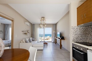 Executive Villa | Living area | 32-inch Smart TV with satellite channels, TV, Netflix - Theo Star Beach Hotel (Hersonissos)