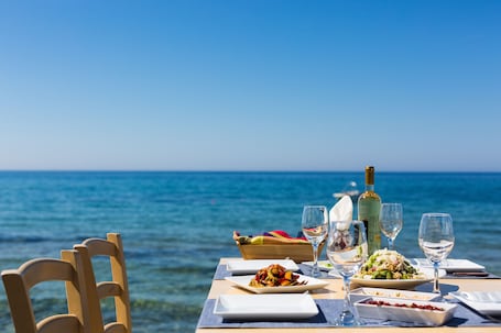 Family dining. Theo Star Beach Hotel