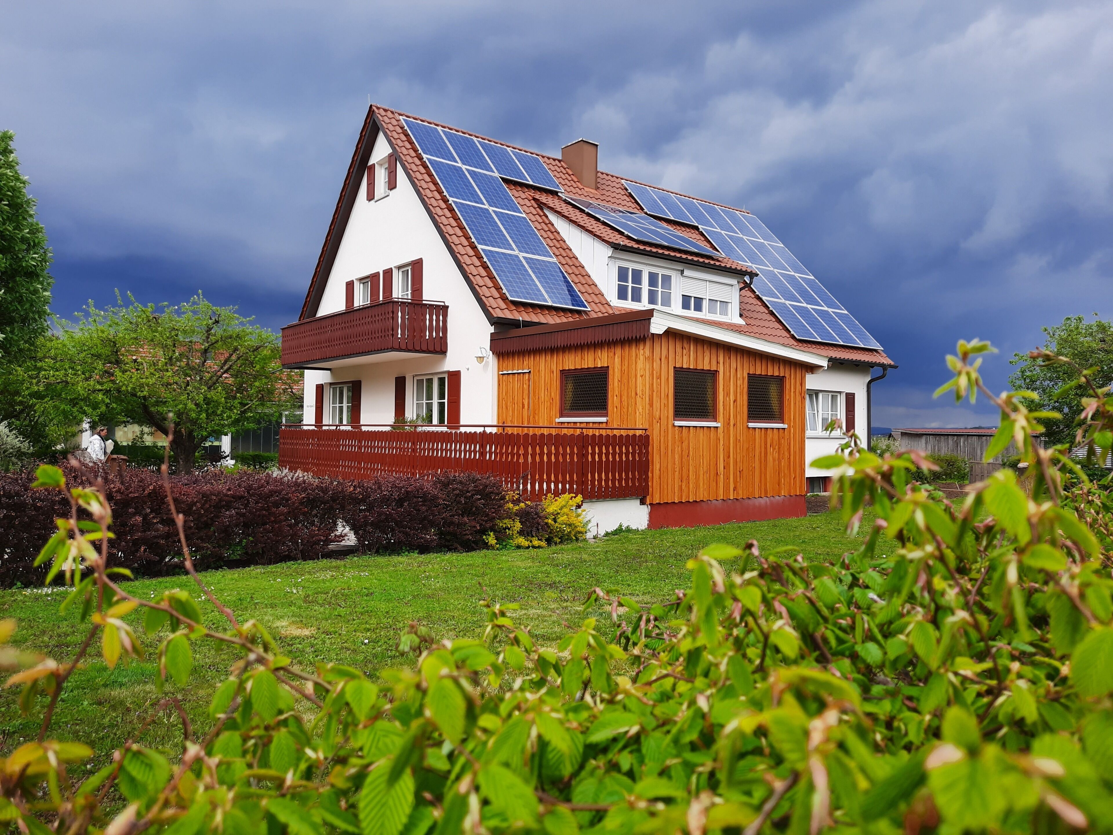 Unser Haus mit viel Grün umgeben, Ferienwohnung im OG