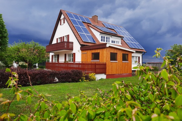 Unser Haus mit viel Grün umgeben, Ferienwohnung im OG