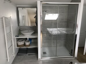 Ducha, secador de pelo, jabón, papel higiénico
