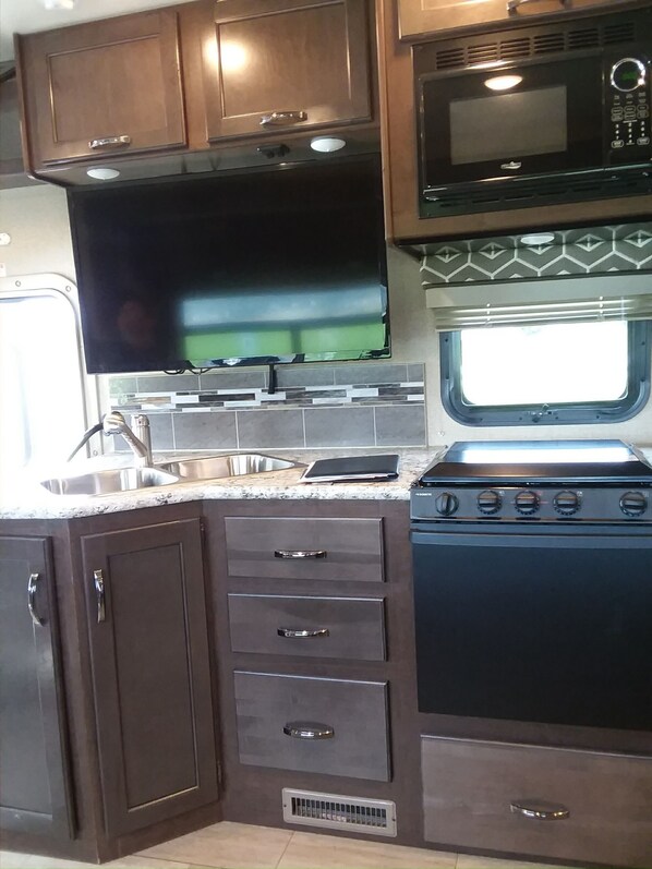 Kühlschrank, Mikrowelle, Ofen, Herdplatte