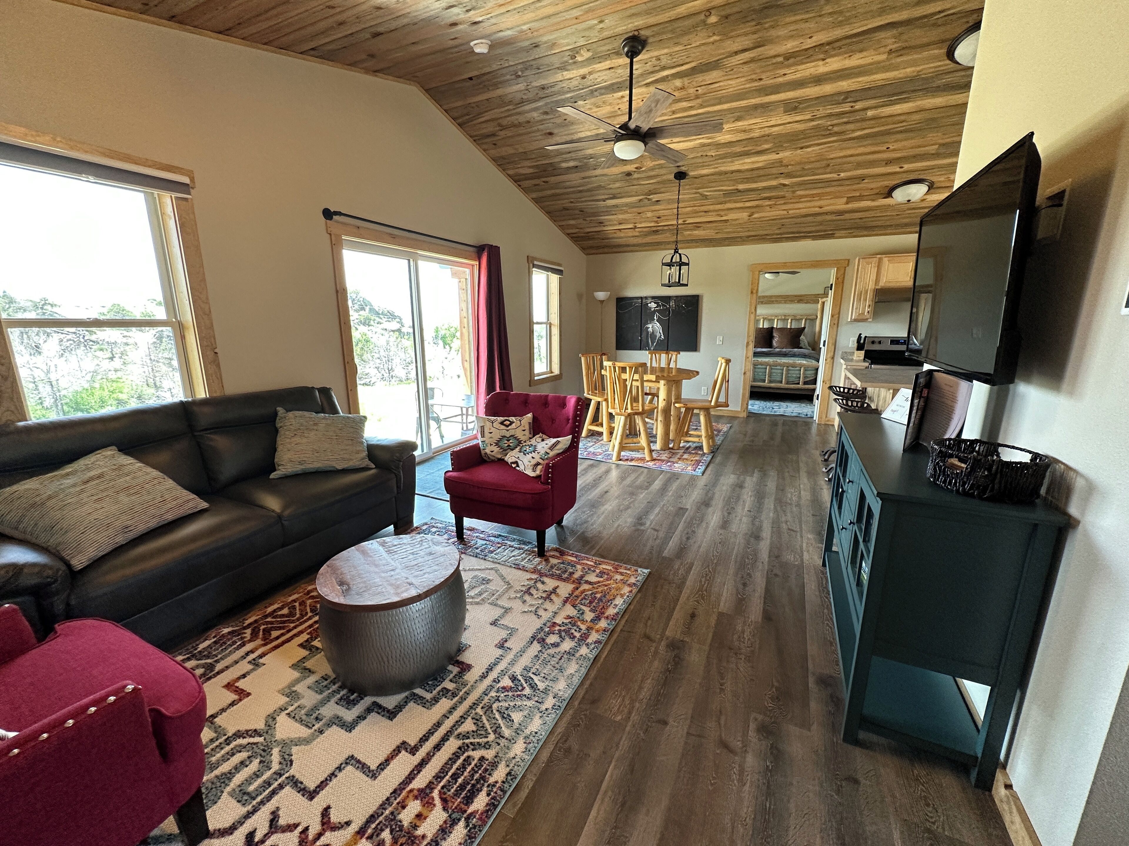 view living area, dining area