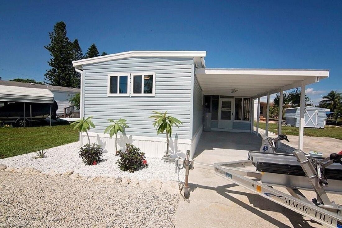 Quaint Waterfront Cottage Near Beaches and Fishing