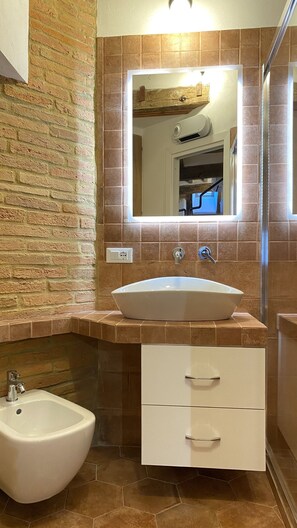 Een douche, een haardroger, een bidet, handdoeken