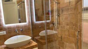 Dusche, Haartrockner, Bidet, Handtücher