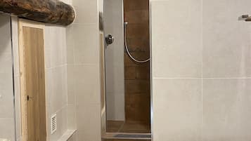 Doccia, asciugacapelli, bidet, asciugamani