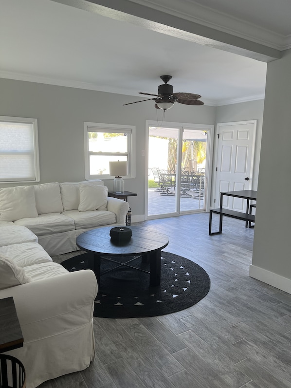 Living area - 8 minutes to the beach. Newly remodeled, pet friendly. Sleeps 4 (Sarasota)