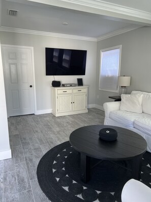 Living area - 8 minutes to the beach. Newly remodeled, pet friendly.  Sleeps 4 (Sarasota)