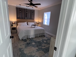 Master Bedroom - 8 minutes to the beach. Newly remodeled, pet friendly. Sleeps 4 (Sarasota)