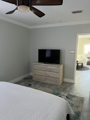 Master Bedroom  - 8 minutes to the beach. Newly remodeled, pet friendly.  Sleeps 4 (Sarasota)