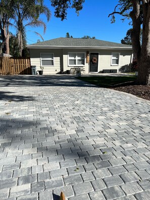 Exterior - 8 minutes to the beach. Newly remodeled, pet friendly.  Sleeps 4 (Sarasota)