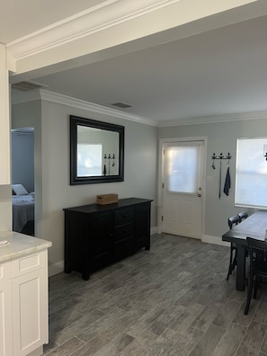 Interior - 8 minutes to the beach. Newly remodeled, pet friendly. Sleeps 4 (Sarasota)