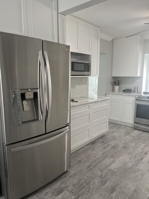 Brand new kitchen with all necessities for cooking.  

Grill outside too! - 8 minutes to the beach. Newly remodeled, pet friendly.  Sleeps 4 (Sarasota)