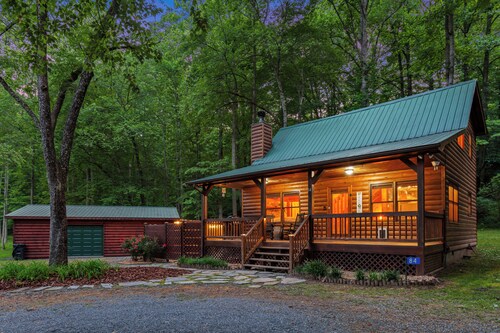 Charming Blue Ridge Cabin! Hot Tub, Hiking, Close to Blue Ridge Attractions!