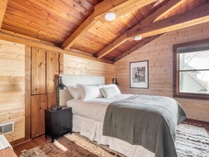 4 bedrooms, travel cot, free WiFi, bed sheets - Pine Needle by AvantStay | Log Cabin w/Gorgeous View, Hot Tub, Patio& Pool Table (Gatlinburg)