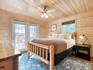 5 bedrooms, desk, iron/ironing board, travel cot - Sugar Cove by AvantStay | Cabin by The River w/ Hot Tub, Pool Table, Guest House (Gatlinburg)