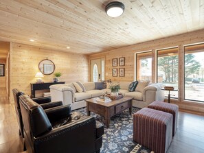 Smart TV, fireplace, offices - Sugar Cove by AvantStay | Cabin by The River w/ Hot Tub, Pool Table, Guest House (Gatlinburg)