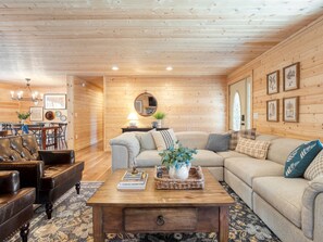 Smart TV, fireplace, offices - Sugar Cove by AvantStay | Cabin by The River w/ Hot Tub, Pool Table, Guest House (Gatlinburg)