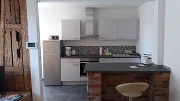 Refrigerador, parrilla de estufa, cafetera y tetera y tetera eléctrica