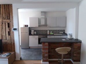 Een koelkast, een kookplaat, een vaatwasser