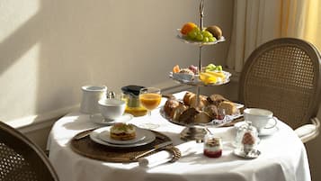 Se ofrece un desayuno continental todos los días (28 EUR por persona)