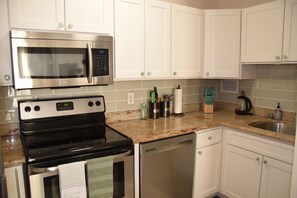 Frigorifero, microonde, forno, piano cottura