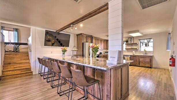 Une cuisine moderne dotée d’un îlot central, de meubles en bois et d’une cuisinière intégrée.