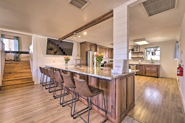 ثلاجة، ميكروويف، فرن، موقد طهي مسطح