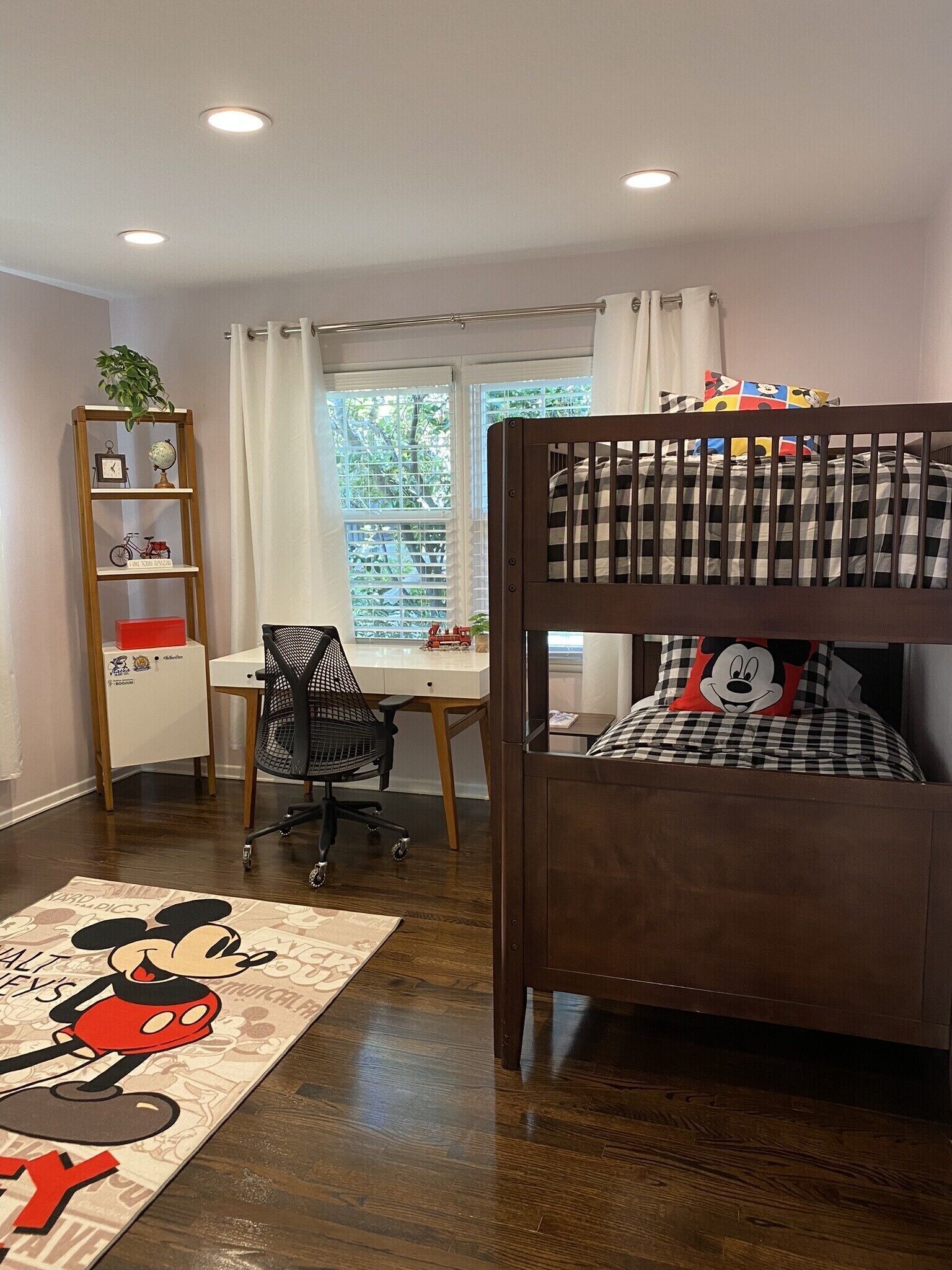 5 室のベッドルーム、デスク、アイロン / アイロン台、旅行用ベビーベッド