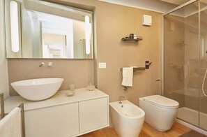 Dusche, Haartrockner, Bidet, Handtücher