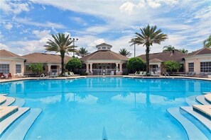 A large swimming pool with a clear blue sky and palm trees. - 6 BR, 5 BA, Close to Disney, Salt Water Pool, Games Room, POOL HEAT INCLUDED ! (Kissimmee)