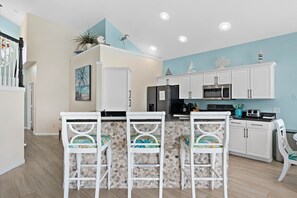 Fridge, microwave, oven, stovetop - 6 BR, 5 BA, Close to Disney, Salt Water Pool, Games Room, POOL HEAT INCLUDED ! (Kissimmee)