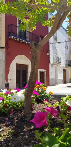 Charming apartment, in town, between sea and mountains. With spa area. 