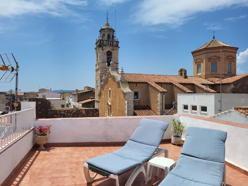 Charming apartment, in town, between sea and mountains. With spa area. 