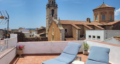 Charming apartment, in town, between sea and mountains. With spa area.