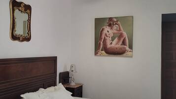 2 bedrooms, iron/ironing board, travel cot, WiFi
