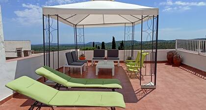 Charming apartment, in town, between sea and mountains. With spa area.