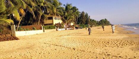 Nær stranden, solsenger og strandhåndklær